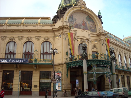 Café de l'opera i Torre de la Pòlvora a prop de la plaça de la República
