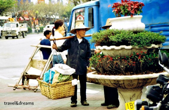 Un xinès carregant mercaderies / A chinese carrying merchandises