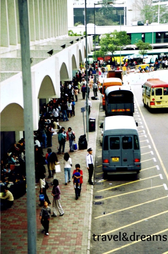Una estació de busos i taxis / A bus and taxi station