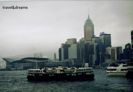 Un ferry creuant la badia entre Hong Kong i Kowloon / A ferry crossing the bay between Hong Kong and Kowloon