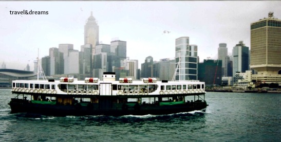 Un ferry creuant la badia entre Hong Kong i Kowloon / A ferry crossing the bay between Hong Kong and Kowloon